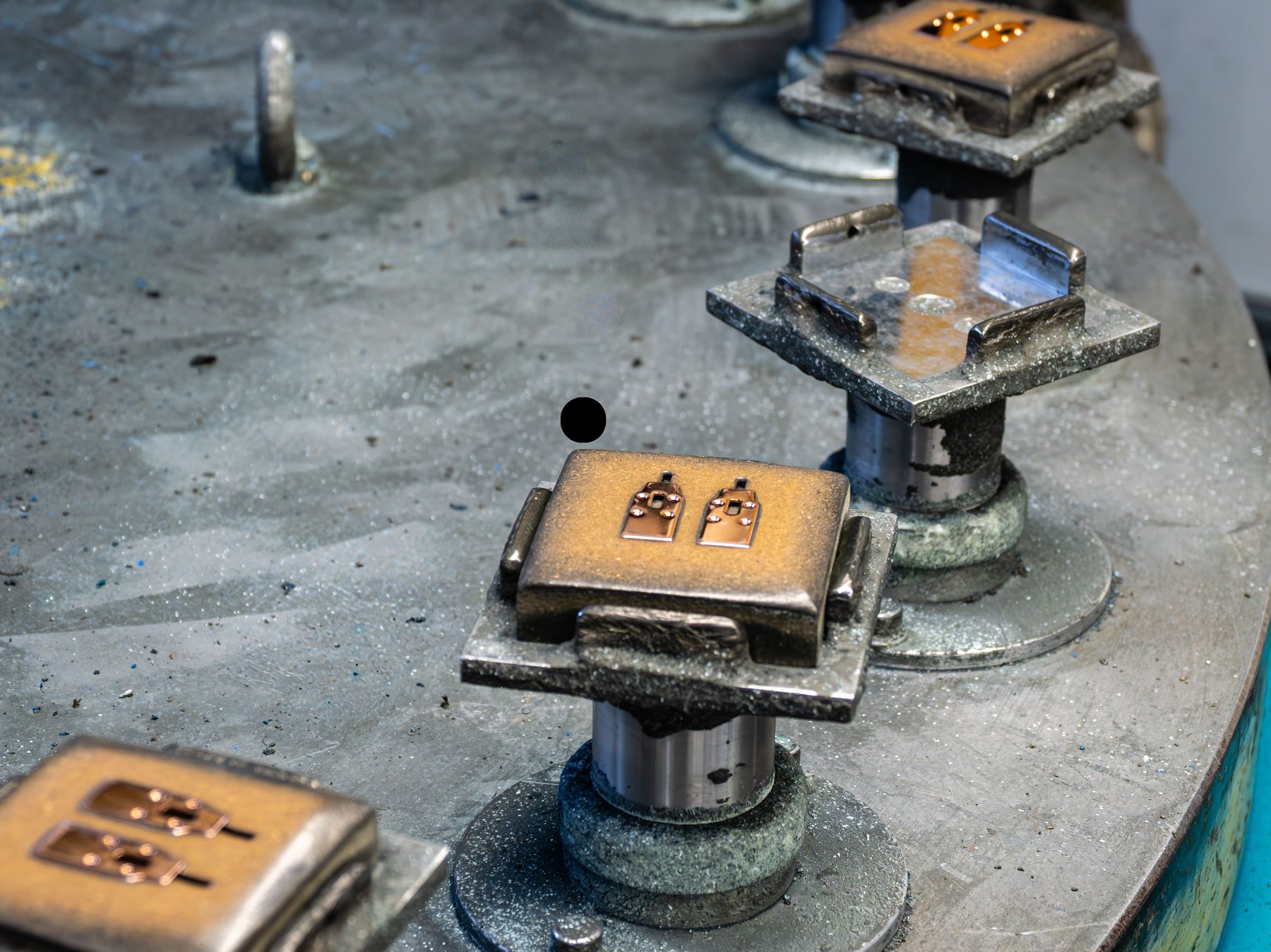 Fibbie metalliche in fase di lucidatura - Singh Srl
